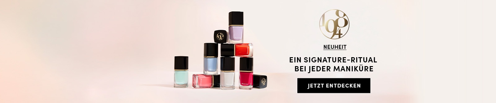 Neue Marionnaud 1984 Nagellack-Kollektion – Ein Signature-Ritual bei jeder Maniküre. Sieben Flaschen in verschiedenen Farben – Hellblau, Lavendel, Rot, Rosa, Orange, Mint und Weiß – sind pyramidenförmig angeordnet. 